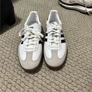 White Adidas sombas
